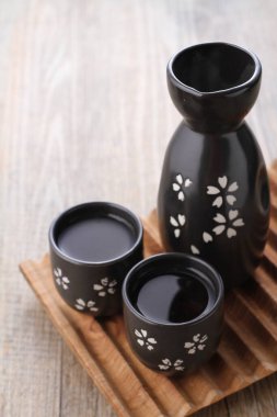 Kiraz çiçekli siyah çay demliği.