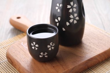 Kiraz çiçekli siyah çay demliği.