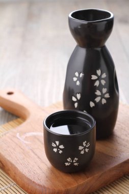 Kiraz çiçekli siyah çay demliği.