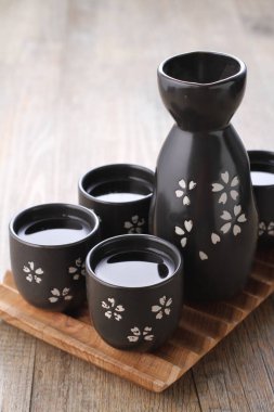 Kiraz çiçekli siyah çay demliği.