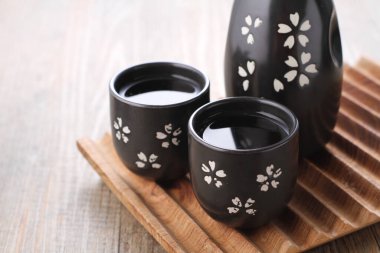 Kiraz çiçekli siyah çay demliği.