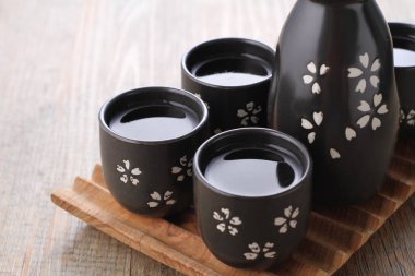 Kiraz çiçekli siyah çay demliği.