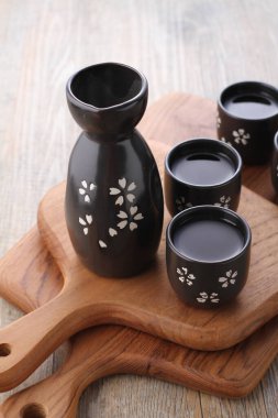 Kiraz çiçekli siyah çay demliği.