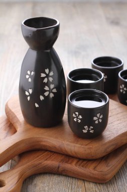 Kiraz çiçekli siyah çay demliği.