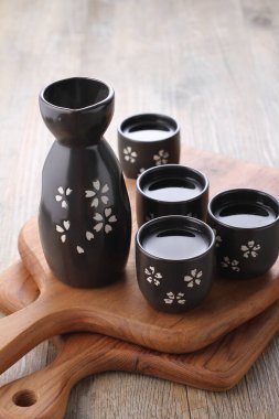 Kahve çekirdekli ahşap kaseler ve masada bir fincan çay.