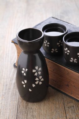 Ahşap arka planda kahve fincanı ve çay tabağı.