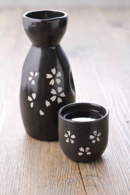 Ahşap bir masada seramik bardak.