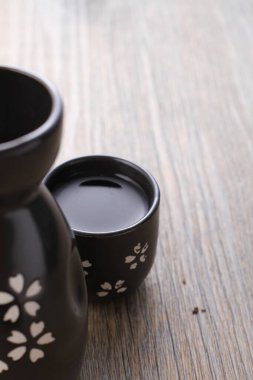 Ahşap zemin üzerinde siyah kil olan seramik kase