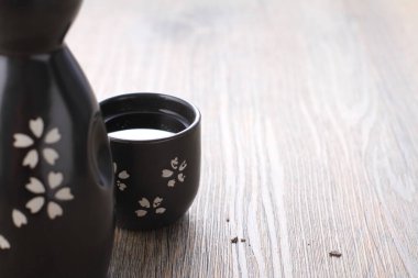 Bir fincan kahve ve tahta arka planda bir kupa.