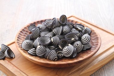 pastel de chocolate sobre fondo de madera