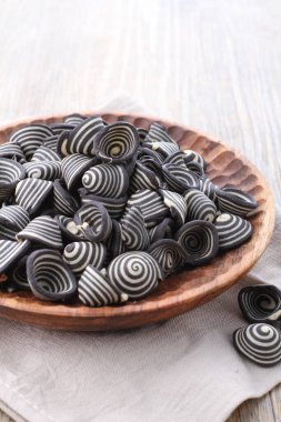 Tahta bir arka planda çikolatalı rulo