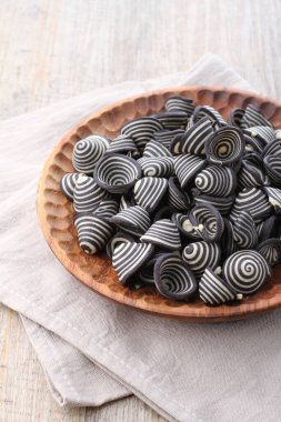 Fil kulaklı kek Endonezya 'nın geleneksel pastalarından biridir. Benzersiz bir şekli, tatlı, lezzetli ve çıtır çıtır bir tadı var. Şekil adına uygun: Fil kulakları..