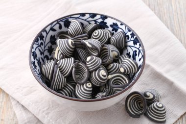 Fil kulaklı kek Endonezya 'nın geleneksel pastalarından biridir. Benzersiz bir şekli, tatlı, lezzetli ve çıtır çıtır bir tadı var. Şekil adına uygun: Fil kulakları..