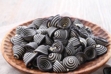 Fil kulaklı kek Endonezya 'nın geleneksel pastalarından biridir. Benzersiz bir şekli, tatlı, lezzetli ve çıtır çıtır bir tadı var. Şekil adına uygun: Fil kulakları..