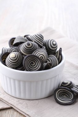 Fil kulaklı kek Endonezya 'nın geleneksel pastalarından biridir. Benzersiz bir şekli, tatlı, lezzetli ve çıtır çıtır bir tadı var. Şekil adına uygun: Fil kulakları..