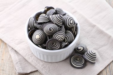 Fil kulaklı kek Endonezya 'nın geleneksel pastalarından biridir. Benzersiz bir şekli, tatlı, lezzetli ve çıtır çıtır bir tadı var. Şekil adına uygun: Fil kulakları..