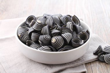 Fil kulaklı kek Endonezya 'nın geleneksel pastalarından biridir. Benzersiz bir şekli, tatlı, lezzetli ve çıtır çıtır bir tadı var. Şekil adına uygun: Fil kulakları..