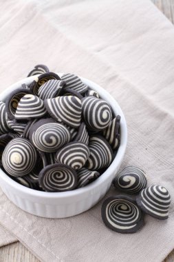 Fil kulaklı kek Endonezya 'nın geleneksel pastalarından biridir. Benzersiz bir şekli, tatlı, lezzetli ve çıtır çıtır bir tadı var. Şekil adına uygun: Fil kulakları..