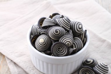 Fil kulaklı kek Endonezya 'nın geleneksel pastalarından biridir. Benzersiz bir şekli, tatlı, lezzetli ve çıtır çıtır bir tadı var. Şekil adına uygun: Fil kulakları..