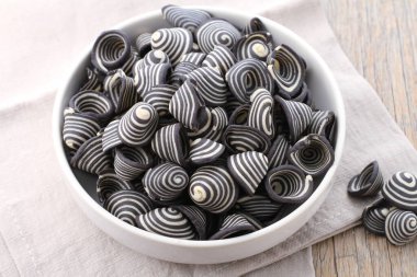 Fil kulaklı kek Endonezya 'nın geleneksel pastalarından biridir. Benzersiz bir şekli, tatlı, lezzetli ve çıtır çıtır bir tadı var. Şekil adına uygun: Fil kulakları..