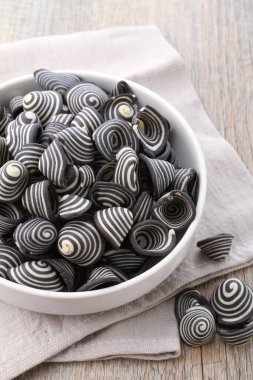 Fil kulaklı kek Endonezya 'nın geleneksel pastalarından biridir. Benzersiz bir şekli, tatlı, lezzetli ve çıtır çıtır bir tadı var. Şekil adına uygun: Fil kulakları..