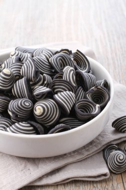 Fil kulaklı kek Endonezya 'nın geleneksel pastalarından biridir. Benzersiz bir şekli, tatlı, lezzetli ve çıtır çıtır bir tadı var. Şekil adına uygun: Fil kulakları..