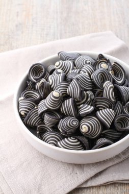 Fil kulaklı kek Endonezya 'nın geleneksel pastalarından biridir. Benzersiz bir şekli, tatlı, lezzetli ve çıtır çıtır bir tadı var. Şekil adına uygun: Fil kulakları..