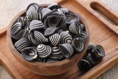 Fil kulaklı kek Endonezya 'nın geleneksel pastalarından biridir. Benzersiz bir şekli, tatlı, lezzetli ve çıtır çıtır bir tadı var. Şekil adına uygun: Fil kulakları..