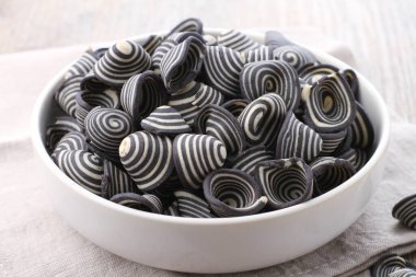 Fil kulaklı kek Endonezya 'nın geleneksel pastalarından biridir. Benzersiz bir şekli, tatlı, lezzetli ve çıtır çıtır bir tadı var. Şekil adına uygun: Fil kulakları..