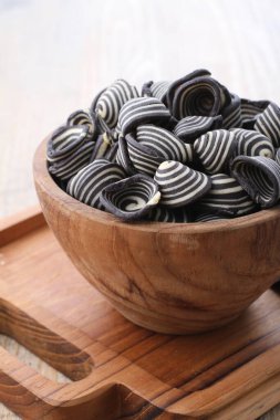 Fil kulaklı kek Endonezya 'nın geleneksel pastalarından biridir. Benzersiz bir şekli, tatlı, lezzetli ve çıtır çıtır bir tadı var. Şekil adına uygun: Fil kulakları..