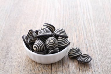 Fil kulaklı kek Endonezya 'nın geleneksel pastalarından biridir. Benzersiz bir şekli, tatlı, lezzetli ve çıtır çıtır bir tadı var. Şekil adına uygun: Fil kulakları..