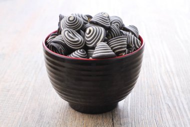 Fil kulaklı kek Endonezya 'nın geleneksel pastalarından biridir. Benzersiz bir şekli, tatlı, lezzetli ve çıtır çıtır bir tadı var. Şekil adına uygun: Fil kulakları..