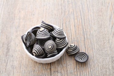 Fil kulaklı kek Endonezya 'nın geleneksel pastalarından biridir. Benzersiz bir şekli, tatlı, lezzetli ve çıtır çıtır bir tadı var. Şekil adına uygun: Fil kulakları..