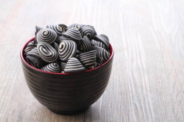 Fil kulaklı kek Endonezya 'nın geleneksel pastalarından biridir. Benzersiz bir şekli, tatlı, lezzetli ve çıtır çıtır bir tadı var. Şekil adına uygun: Fil kulakları..