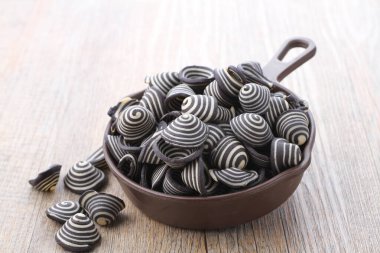 Fil kulaklı kek Endonezya 'nın geleneksel pastalarından biridir. Benzersiz bir şekli, tatlı, lezzetli ve çıtır çıtır bir tadı var. Şekil adına uygun: Fil kulakları..