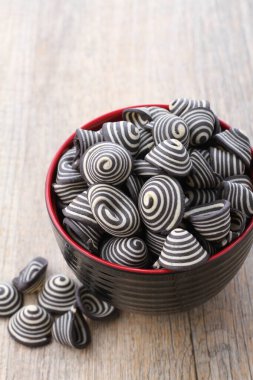 Fil kulaklı kek Endonezya 'nın geleneksel pastalarından biridir. Benzersiz bir şekli, tatlı, lezzetli ve çıtır çıtır bir tadı var. Şekil adına uygun: Fil kulakları..