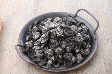 Fil kulaklı kek Endonezya 'nın geleneksel pastalarından biridir. Benzersiz bir şekli, tatlı, lezzetli ve çıtır çıtır bir tadı var. Şekil adına uygun: Fil kulakları..