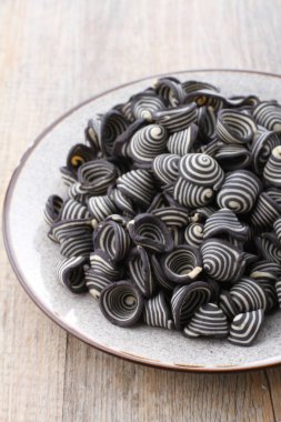 Fil kulaklı kek Endonezya 'nın geleneksel pastalarından biridir. Benzersiz bir şekli, tatlı, lezzetli ve çıtır çıtır bir tadı var. Şekil adına uygun: Fil kulakları..