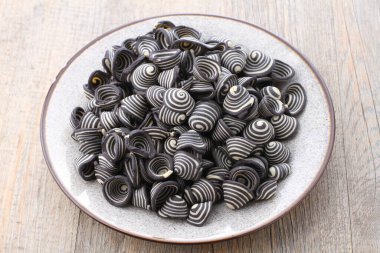 Fil kulaklı kek Endonezya 'nın geleneksel pastalarından biridir. Benzersiz bir şekli, tatlı, lezzetli ve çıtır çıtır bir tadı var. Şekil adına uygun: Fil kulakları..