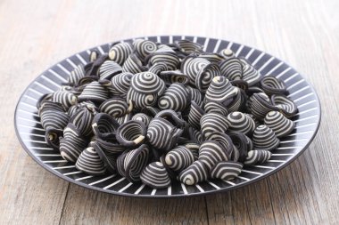 Fil kulaklı kek Endonezya 'nın geleneksel pastalarından biridir. Benzersiz bir şekli, tatlı, lezzetli ve çıtır çıtır bir tadı var. Şekil adına uygun: Fil kulakları..