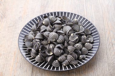 Fil kulaklı kek Endonezya 'nın geleneksel pastalarından biridir. Benzersiz bir şekli, tatlı, lezzetli ve çıtır çıtır bir tadı var. Şekil adına uygun: Fil kulakları..