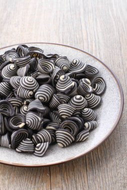 Fil kulaklı kek Endonezya 'nın geleneksel pastalarından biridir. Benzersiz bir şekli, tatlı, lezzetli ve çıtır çıtır bir tadı var. Şekil adına uygun: Fil kulakları..