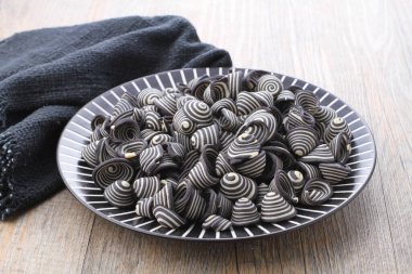 Fil kulaklı kek Endonezya 'nın geleneksel pastalarından biridir. Benzersiz bir şekli, tatlı, lezzetli ve çıtır çıtır bir tadı var. Şekil adına uygun: Fil kulakları..