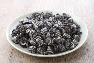 Fil kulaklı kek Endonezya 'nın geleneksel pastalarından biridir. Benzersiz bir şekli, tatlı, lezzetli ve çıtır çıtır bir tadı var. Şekil adına uygun: Fil kulakları..