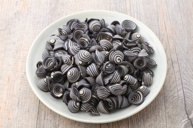 Fil kulaklı kek Endonezya 'nın geleneksel pastalarından biridir. Benzersiz bir şekli, tatlı, lezzetli ve çıtır çıtır bir tadı var. Şekil adına uygun: Fil kulakları..