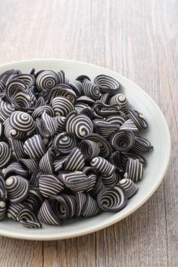 Fil kulaklı kek Endonezya 'nın geleneksel pastalarından biridir. Benzersiz bir şekli, tatlı, lezzetli ve çıtır çıtır bir tadı var. Şekil adına uygun: Fil kulakları..