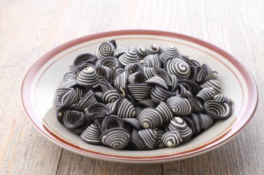 Fil kulaklı kek Endonezya 'nın geleneksel pastalarından biridir. Benzersiz bir şekli, tatlı, lezzetli ve çıtır çıtır bir tadı var. Şekil adına uygun: Fil kulakları..