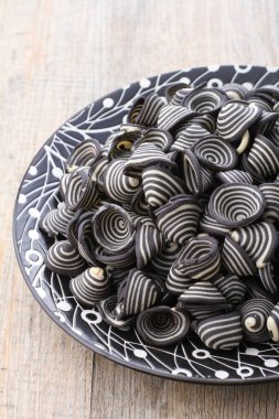 Fil kulaklı kek Endonezya 'nın geleneksel pastalarından biridir. Benzersiz bir şekli, tatlı, lezzetli ve çıtır çıtır bir tadı var. Şekil adına uygun: Fil kulakları..