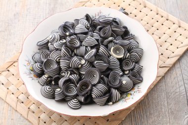 Fil kulaklı kek Endonezya 'nın geleneksel pastalarından biridir. Benzersiz bir şekli, tatlı, lezzetli ve çıtır çıtır bir tadı var. Şekil adına uygun: Fil kulakları..