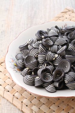 Fil kulaklı kek Endonezya 'nın geleneksel pastalarından biridir. Benzersiz bir şekli, tatlı, lezzetli ve çıtır çıtır bir tadı var. Şekil adına uygun: Fil kulakları..